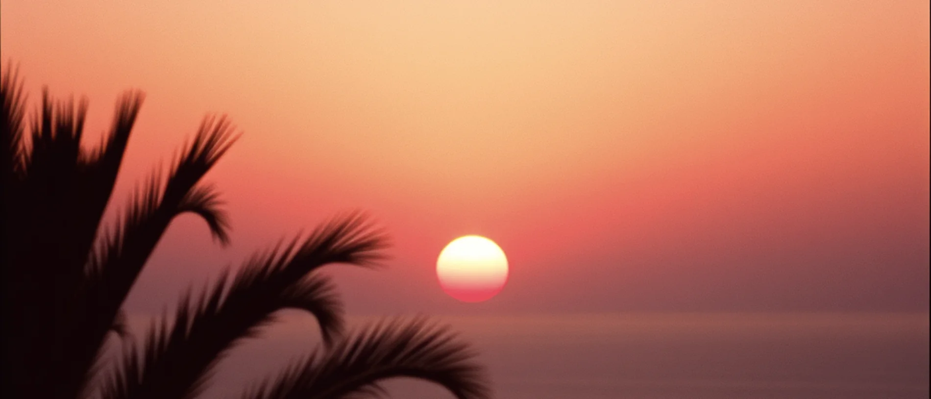 Fotografía de ambiente: amanecer sobre el mar desde un balcón.